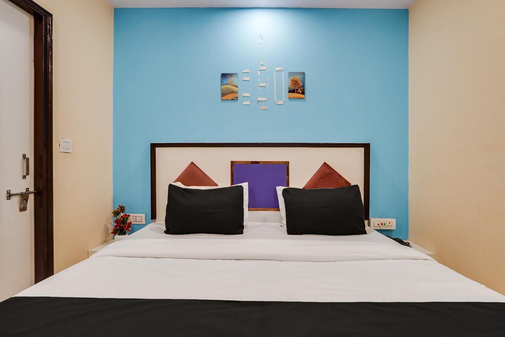 Super Hotel O Hotel Gold Star New Delhi Exterior photo