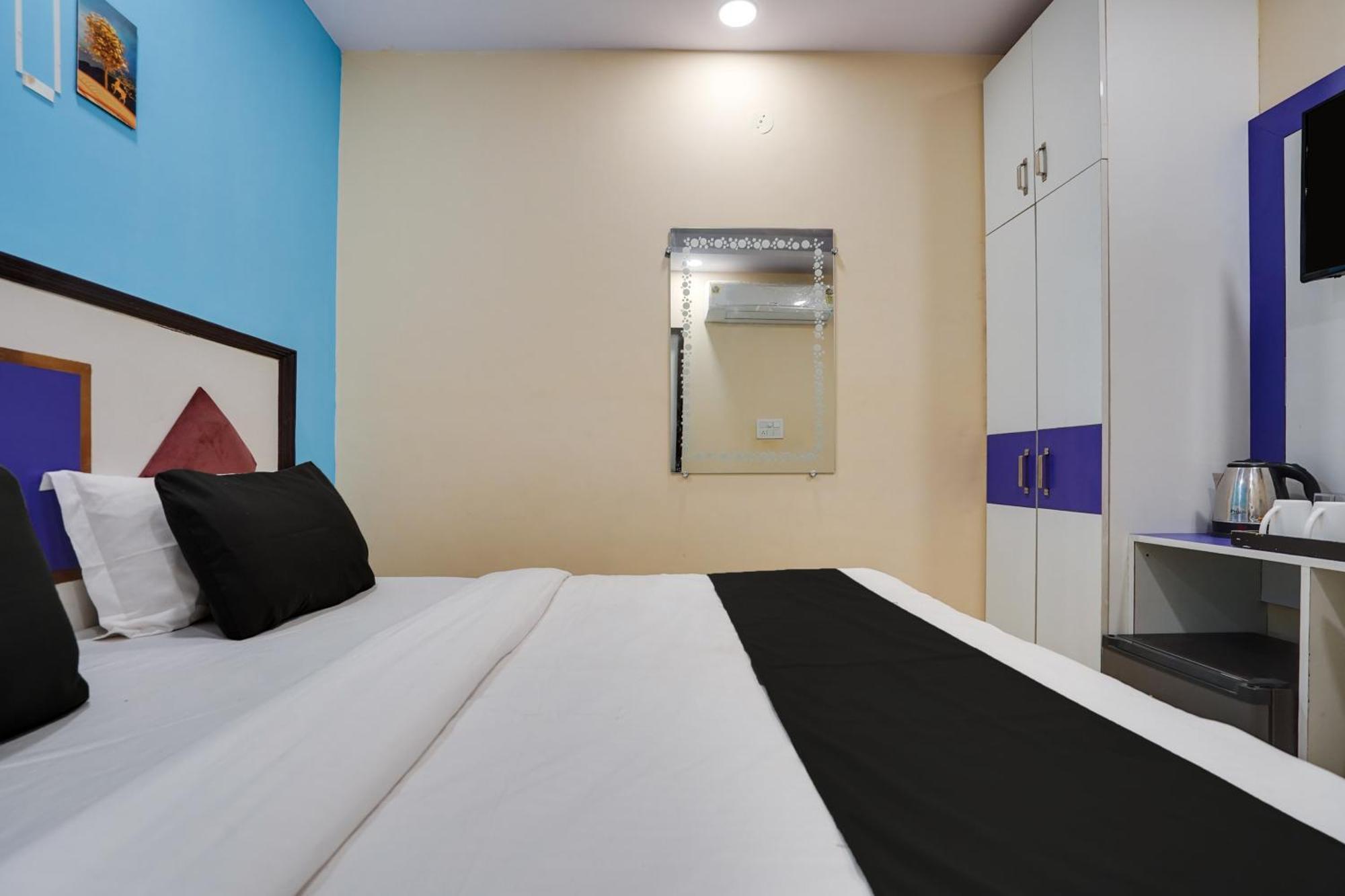Super Hotel O Hotel Gold Star New Delhi Exterior photo
