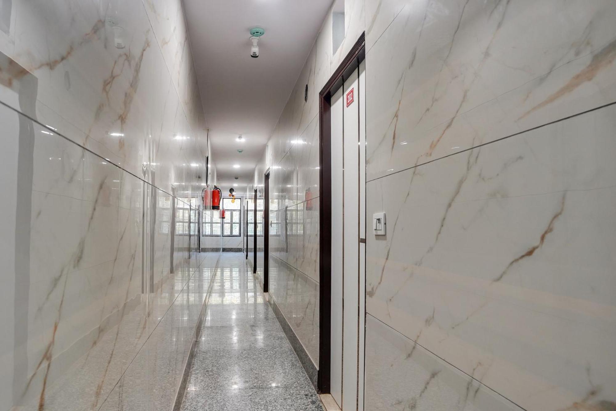 Super Hotel O Hotel Gold Star New Delhi Exterior photo