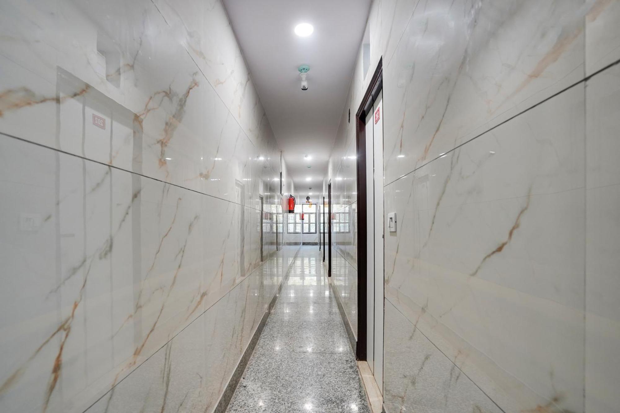 Super Hotel O Hotel Gold Star New Delhi Exterior photo